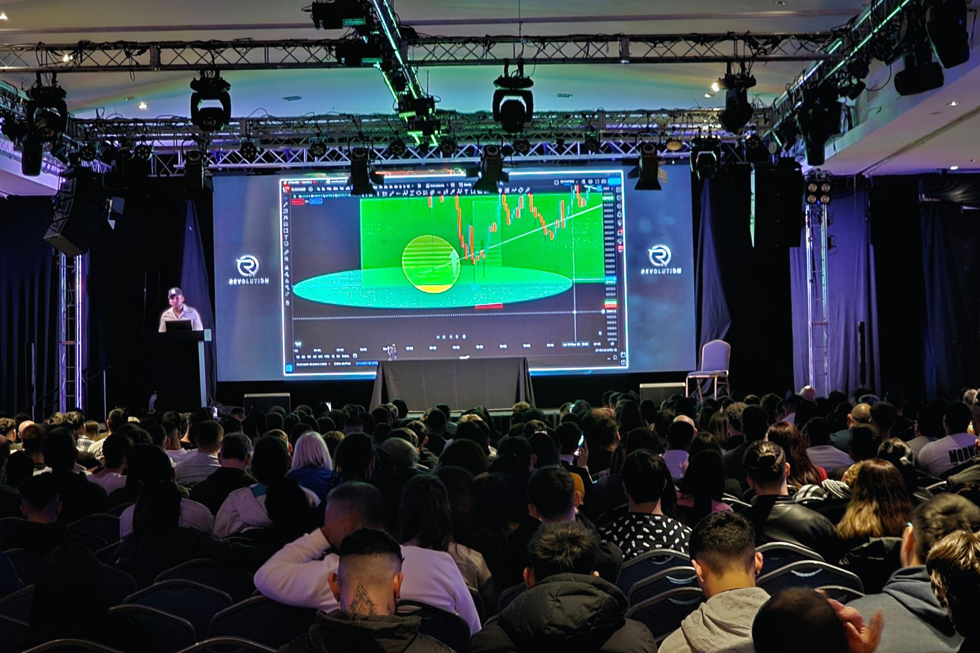 EVENTO REVOLUTION EN GOLDEN CENTER